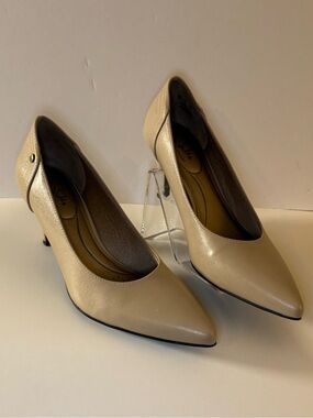 Life Stride Beige Pointed-Toe Pumps